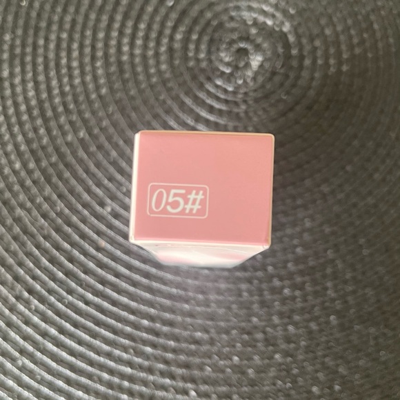 Gege Bear lipstick velvet soft mist matte in #05 Xingye hongshu - Picture 6 of 8